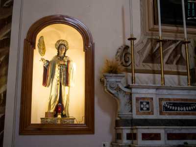 ...oltre a una sua piccola scultura con una palma nella mano racchiusa in una nicchia